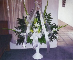Flowers may vary depending on season.
