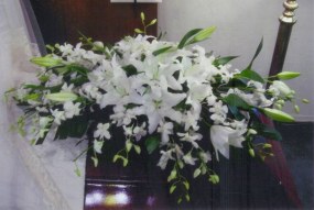 Flowers may vary depending on season.