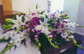 Colors or flowers may vary depending on season.