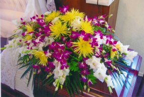 Colors or flowers may vary depending on season.