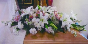 Colors or flowers may vary depending on season.