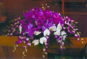 Colors or flowers may vary depending on season.
