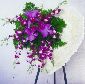 Colors or flowers may vary depending on season.