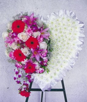 Colors or flowers may vary depending on season.