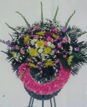 Colors or flowers may vary depending on season.