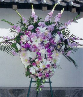 Colors or flowers may vary depending on season. 