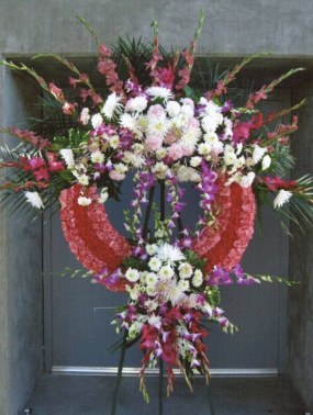 Colors or flowers may vary depending on season.