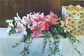 Colors or flowers may vary depending on season.
